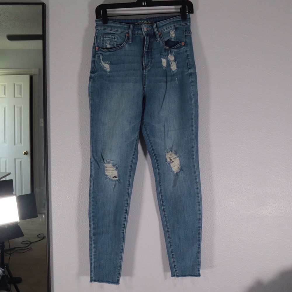 Stretch denim jeans with destroyed detailing